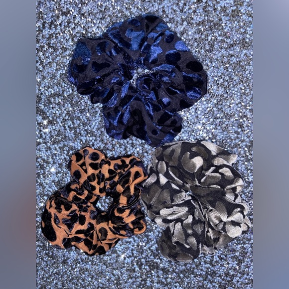 BUNDLE LOT of (6) HAIR SCRUNCHIES |
3 Velvet | 3 Chiffon | - Picture 4 of 7